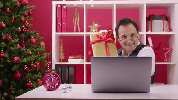 Concepto de auto-regalo. hombre de negocios captura pedido regalo en línea volando en el marco — Foto de Stock