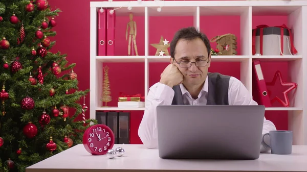 Triste hombre de negocios cansado de los años 40 trabajando solo en la oficina Minutos antes de Año Nuevo — Foto de Stock