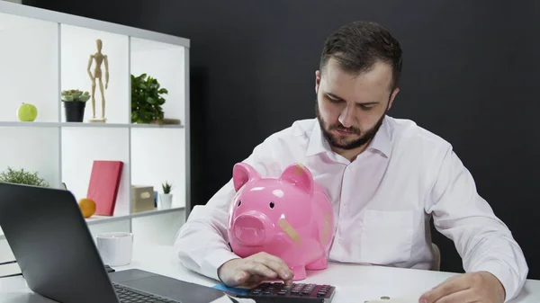 Empresario fue a la quiebra y considera los costos y los ingresos. Lugar de trabajo en la oficina — Foto de Stock