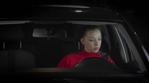 Женщина за рулем машины устанавливает зеркало заднего вида и боковые зеркала. — стоковое фото