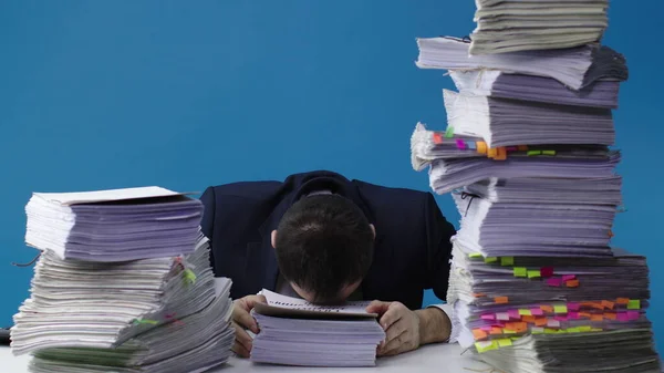 Gestresste accountant manager neemt stapel van onafgewerkte documenten van grote stapel — Stockfoto