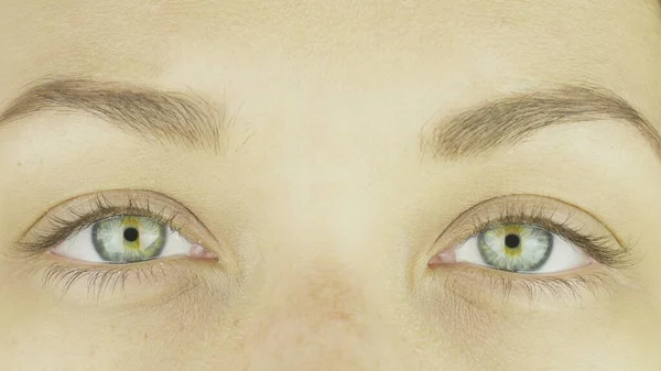 Olhos femininos sinceros expressivos, sem maquiagem, olhando para a câmera, sorrindo. Close-up — Fotografia de Stock
