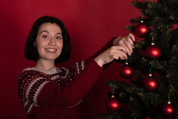 Szczęśliwa ładna kobieta dekorowanie choinki, zima wakacje świąteczne pojęcie wystroju — Zdjęcie stockowe