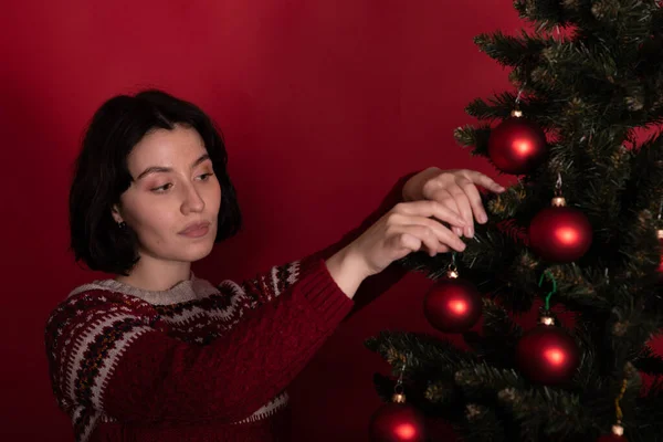 Chica Preparándose para celebrar el Año Nuevo en cuarentena solo con el árbol de Navidad —  Fotos de Stock