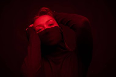 Burka ya da başörtüsü gibi uzun yakalı güzel bir kızın sade portresi.