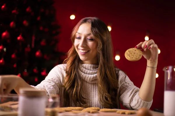 Joululeipomo. aika hymyilevä brunette tyttö tekee joulua piparkakkuja — kuvapankkivalokuva