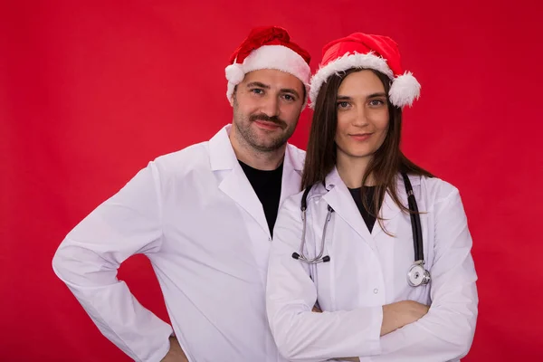 Therapeuten feiern Weihnachten oder Neujahr im Dienst, rotes Studio — Stockfoto