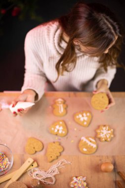 Noel pastası. Zencefilli kurabiye yapan kadın xmas kurabiyeleri, tatil pastanesi