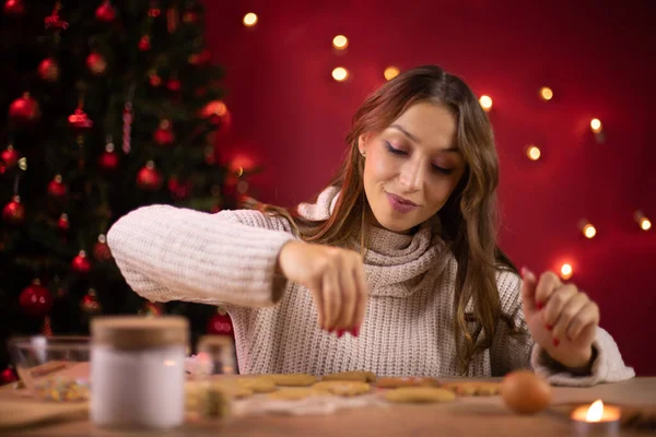 Panadería de Navidad. bonita chica sonriente decoración recién horneado galletas de Navidad — Foto de Stock