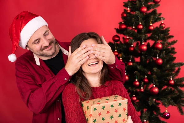 Sorpresa romántica regalo de Navidad, el hombre cierra los ojos de las niñas con sus manos — Foto de Stock