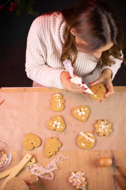 Zencefilli kraker kurabiyelerinin en üst görüntüsü. Ev yapımı Noel Fırını