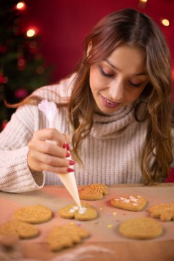 Noel Pasta Atölyesi. Güzel kadın zencefilli kurabiye yapıyor.