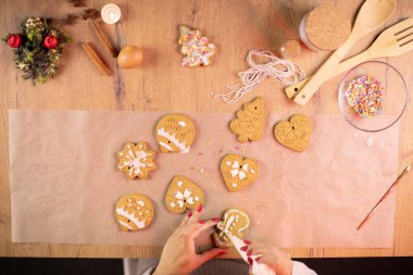 Noel pastası. Yeni pişmiş Noel kurabiyelerini süslüyorum.
