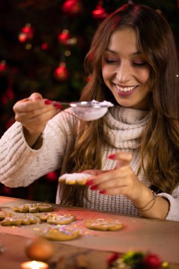 Zencefilli çöreğe şeker serpiştiren güzel bir kadın