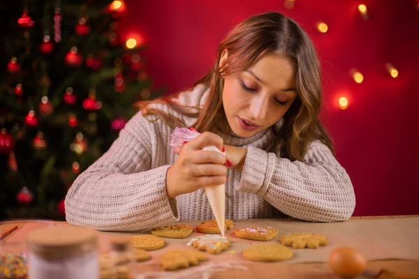 Concepto tradicionalista. bonita morena joven glaseado Navidad pan de jengibre — Foto de Stock