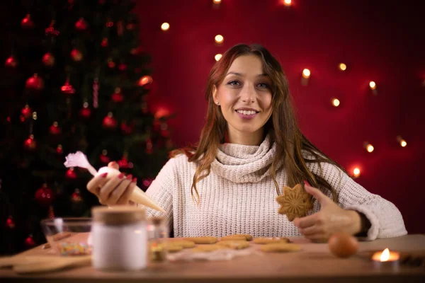 Horneado de Navidad. Joven bonita mujer haciendo galletas de jengibre festivo en casa — Foto de Stock