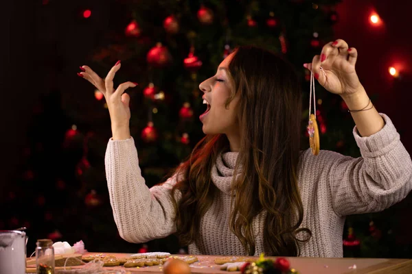 Alegre mujer atractiva cantando canciones de Navidad mientras cocina panadería de Navidad — Foto de Stock
