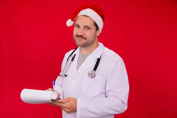 Therapist holding clipboard in hands exhausted by treatment of covid-19 patients — Stock Photo, Image