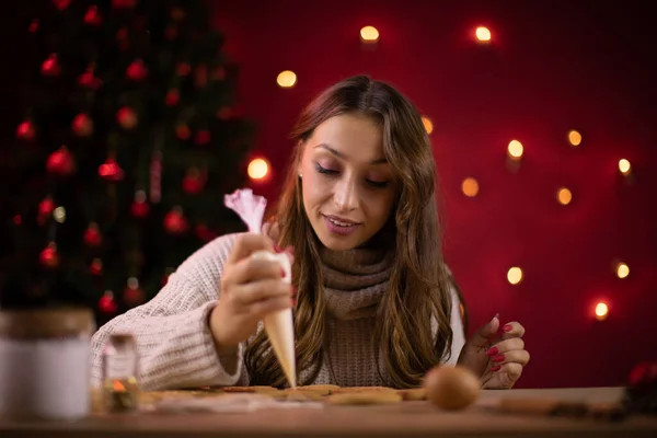 Horneado de Navidad. Joven bonita mujer haciendo galletas de jengibre en casa — Foto de Stock
