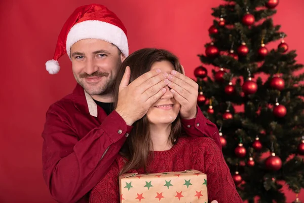 Romantické překvapení na Vánoce, hezká žena dostává dárek od svého přítele — Stock fotografie