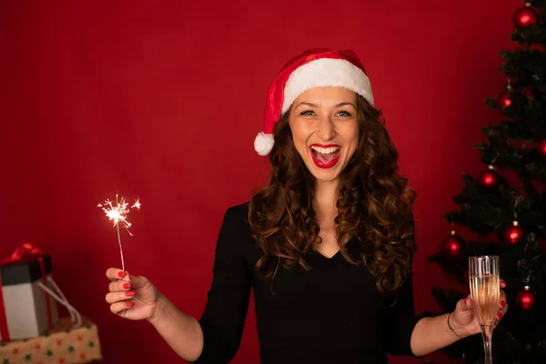 Tarjeta de Año Nuevo de vacaciones con chica morena bonita riendo en sombrero de Santa Claus —  Fotos de Stock