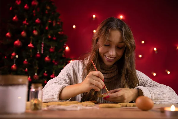 Mujer alegre haciendo galletas de jengibre de Navidad, ambiente acogedor Nochevieja — Foto de Stock