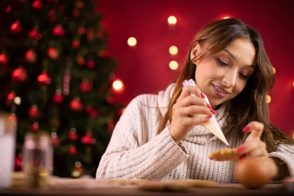 Bastante pelo largo morena chica glaseado Navidad pan de jengibre — Foto de Stock