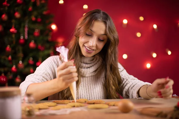 Horneado de Navidad. Mujer sonriente haciendo galletas de jengibre en casa — Foto de Stock