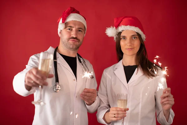 Hombres y mujeres terapeutas están en el trabajo en días festivos en los sombreros de Santa Claus — Foto de Stock