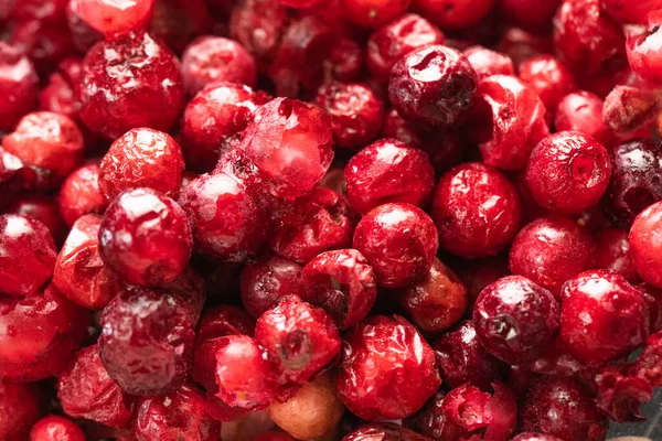 Makro záběr mrazem sušené zdravé organické brusinky, šťavnaté letní pozadí — Stock fotografie