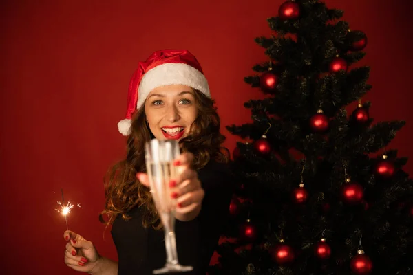 Mooi brunette meisje in Santa Claus hoed verre viert Nieuwjaar online — Stockfoto