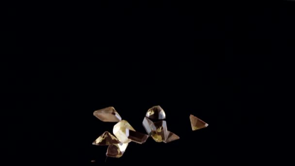 Luksusowe ręcznie robione cukierki czekoladowe latające w powolnym mo izolowane czarne tło — Wideo stockowe