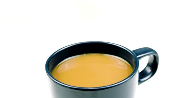 Zuckerwürfel fällt in Kaffeetasse mit weißem Kaffee in Zeitlupe, Nahaufnahme — Stockvideo