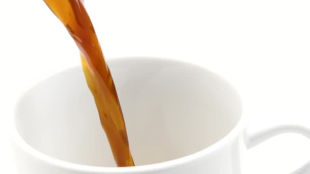 Czarna kawa wlewa się do białego kubka w zwolnionym tempie, zbliżenie, poranny drink — Wideo stockowe