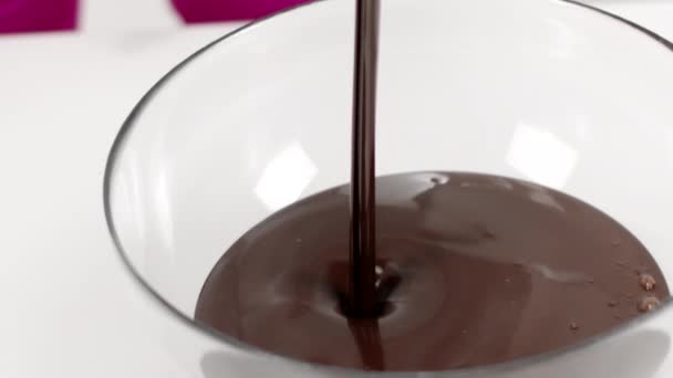 Coklat hitam cair menuangkan ke dalam mangkuk kaca dengan coklat cair, mo lambat — Stok Video