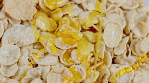 Closeup dourado frutado molho de caramelo mel derramando em flocos de milho, câmera lenta — Vídeo de Stock