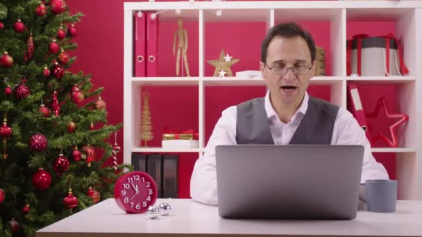 Happy 40s homem de negócios faz negócio bem sucedido online Minutos antes do Ano Novo — Vídeo de Stock