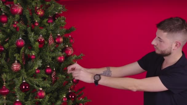 Junger tätowierter Homosexueller schmückt Weihnachtsbaum mit Hilfe seines schwulen Partners — Stockvideo