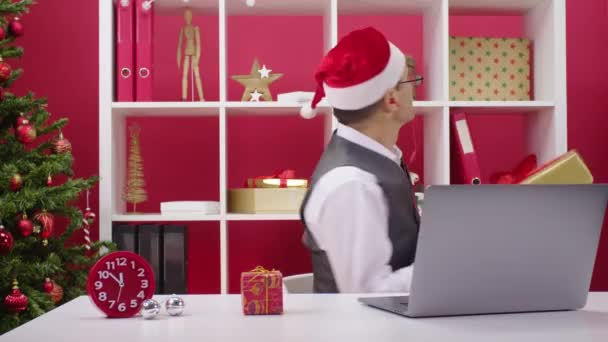Święty Mikołaj asystent w koncepcji biura. Wesoły 40s człowiek ma zabawy sortowania prezentów — Wideo stockowe