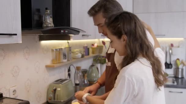 Hermosa pareja familiar disfrutar de tiempo juntos cocinar cena romántica en casa — Vídeo de stock