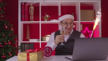 Çalışanlar Online Noel partisinde şampanya ve havai fişek şelalesiyle eğleniyor.