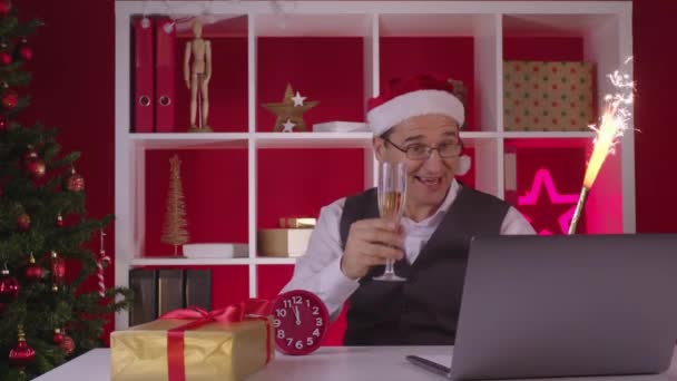 Pracownik bawi się w Online Christmas Party z szampanem i fontanną fajerwerków — Wideo stockowe