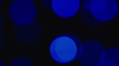 Derin bokeh Hızlı yanıp sönen mavi ışıklar soyut Yeni yıl arkaplanı