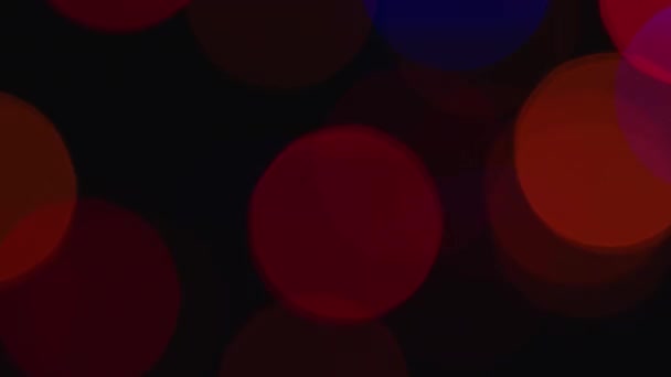 Merah dan biru berkilauan cahaya bersinar latar belakang abstrak Deep bokeh dalam kabur — Stok Video