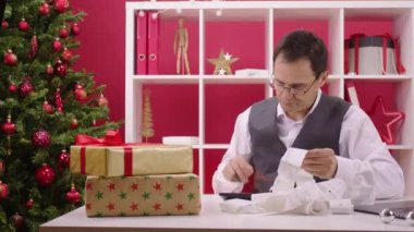 Bayram depresyonu ve iflas konsepti. Endişeli adam Noel harcamalarını sayar