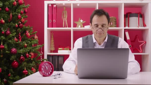 Happy 40s corporate werknemer bestelt en ontvangt geschenken online alleen van laptop — Stockvideo