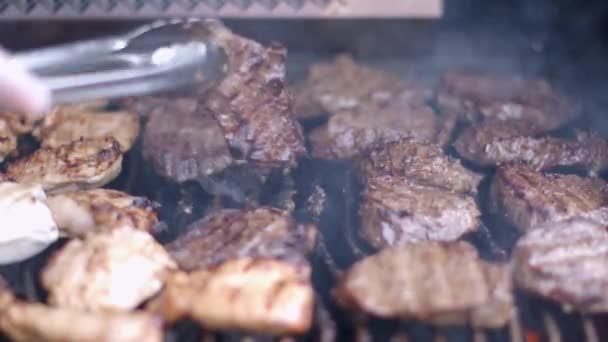 Zblízka vaření grilované maso na dřevěném uhlí oheň grilu — Stock video