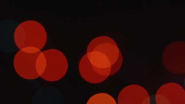 Matně blikající vánoční světla bokeh pozadí rozmazané pestrobarevné světla — Stock video