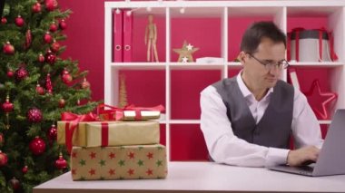 Hediye kutusu, Noel süslemeli ofisteki masanın üstündeki süpermarket arabasına geliyor.