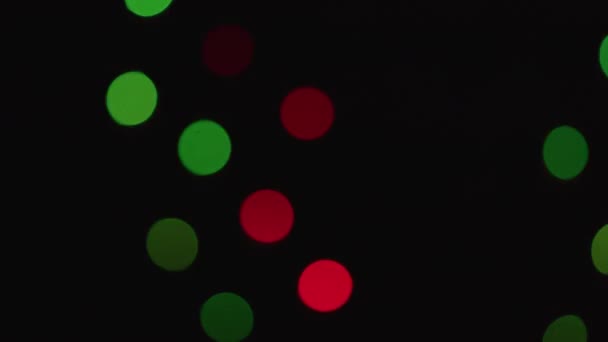 Wazig helder glinsterende kerstverlichting bokeh achtergrond in wazig — Stockvideo
